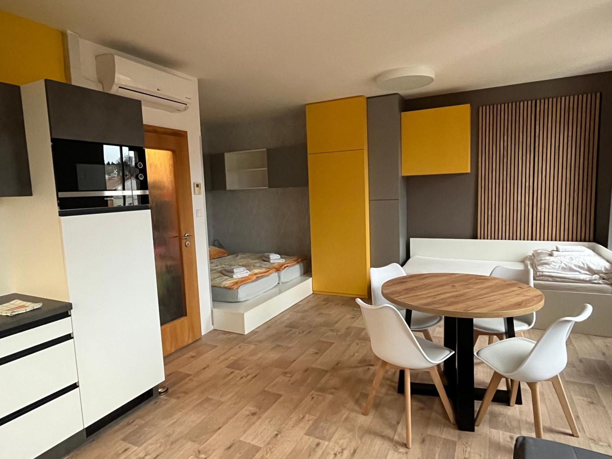Yellow Apartment Deluxe Brno Exterior foto